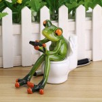 JuxYes Resin Creative 3D Craft Frog Figurine Statue Pencil Holder Funny Green Frog Texting On Toilet Personalized Animal Collectible Figurines Frog Crafts Pen Pencil Holder For Home Office Decoration - BT64OS99E